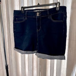Hydraulic curvy jean shorts, size 18